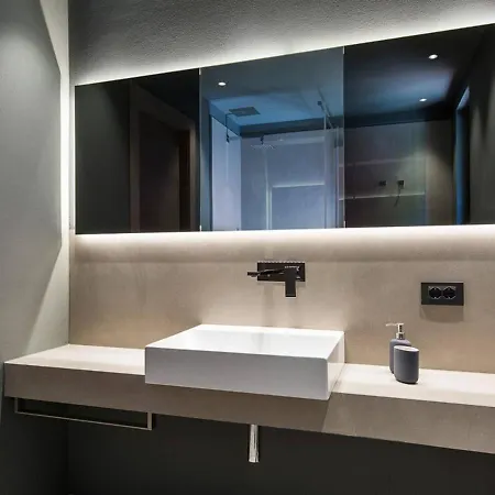 Sleeps 6 Pool Wifi Stresa